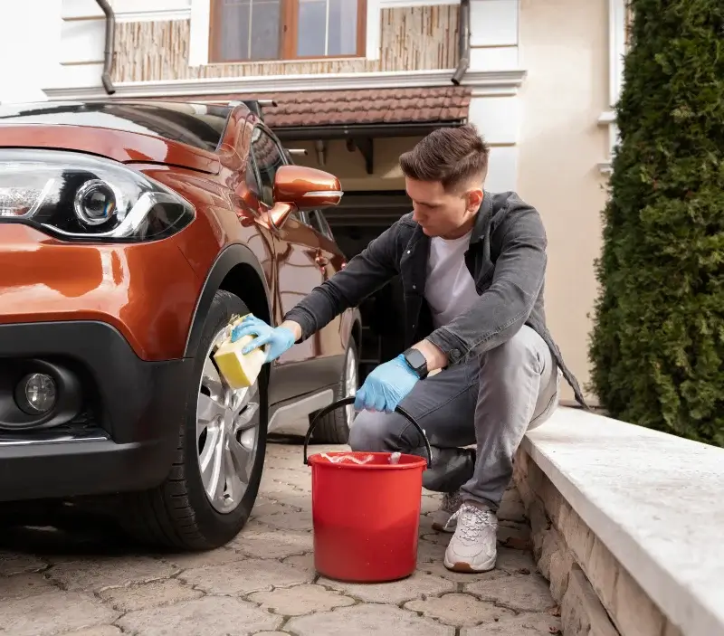 Lavage auto à domicile Saint-Savournin : professionnel intervenant sur un véhicule